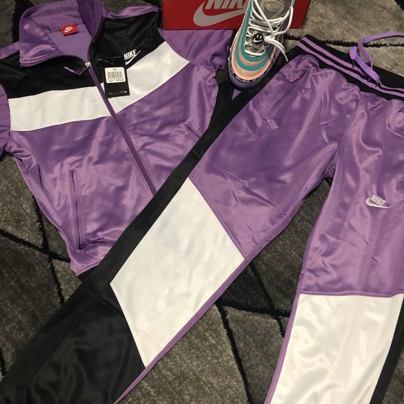 Have a Nike day and Track Suit ! Women’s 7 and s/m - Picture 2 of 4